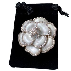 Men’s Camellia Lapel Pin – White Flower Bro-Brooch with Faux Pearls, Unisex Gift